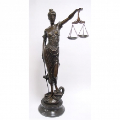 Eine Bronzestatue/Skulptur einer riesigen Lady Justice