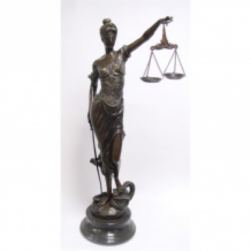 Een bronzen beeld/sculptuur van een gigantische Vrouwe Justitia