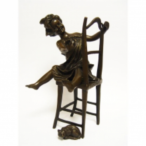 Bronzeskulptur eines glücklichen Kindes, das auf einem Stuhl sitzt