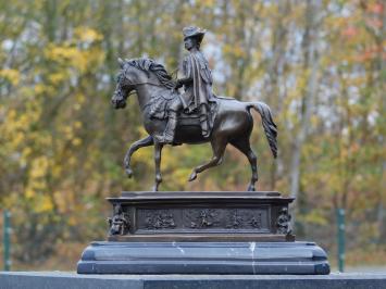 Bronzestatue Friedrich der Große zu Pferd – auf Marmorsockel