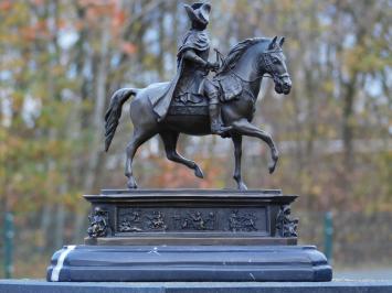 Bronzestatue Friedrich der Große zu Pferd – auf Marmorsockel