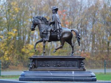 Bronzestatue Friedrich der Große zu Pferd – auf Marmorsockel