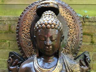 Thailändische Buddha-Statue auf massivem Steinthron