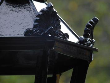 Klassische Außenleuchte Schwarz – 63 cm – Schirm mit Kronen auf sechseckigem Sockel – Aluminium