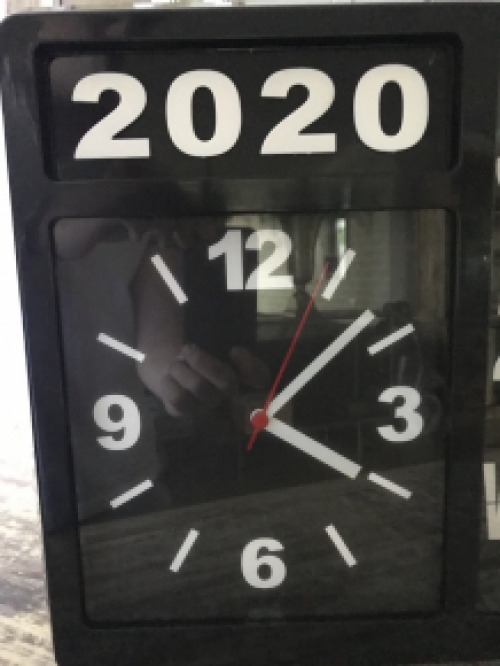 Een ByBoo klok met jaar, datum en tijd, kan staan, maar kan ook aan de muur