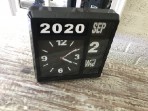 Een ByBoo klok met jaar, datum en tijd, kan staan, maar kan ook aan de muur