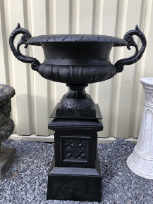 Gusseiserne Vase auf gusseiserner Säule, schwer und robust-schwarz.