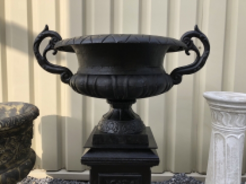 Gusseiserne Vase auf gusseiserner Säule, schwer und robust-schwarz.