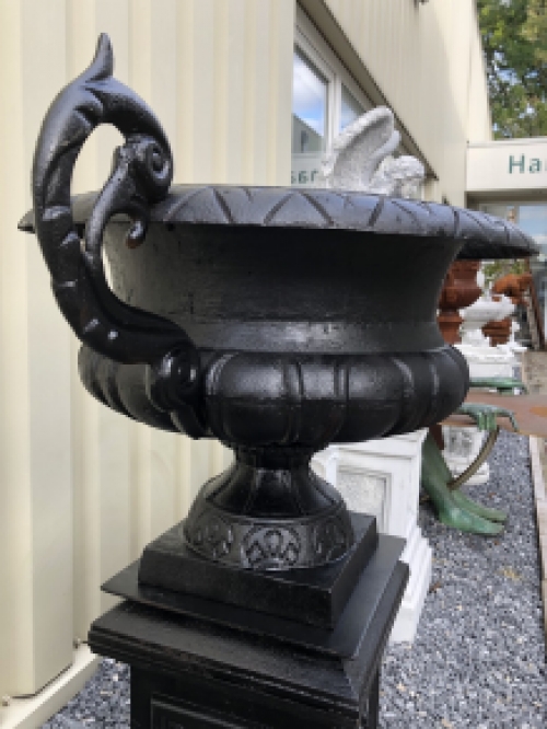 Gusseiserne Vase auf gusseiserner Säule, schwer und robust-schwarz.