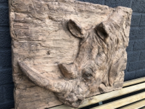 Wandornament in Holzoptik mit 3 D Nashornmotiv, Polystone-Holz