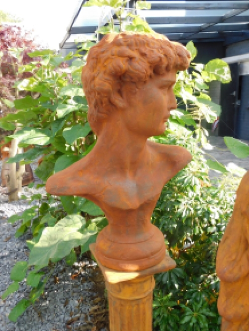 Skulptur David auf Sockel, massivem Stein Oxid, schön!