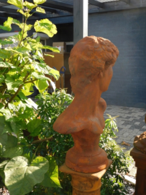 Skulptur David auf Sockel, massivem Stein Oxid, schön!