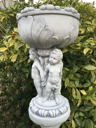 Schöne schwere volle Stein Blumentopf Vase von Engeln getragen