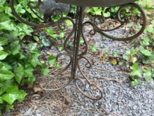 Ein tolles Dekorationsstück für Ihren Garten, Vogeltränke, aus Metall