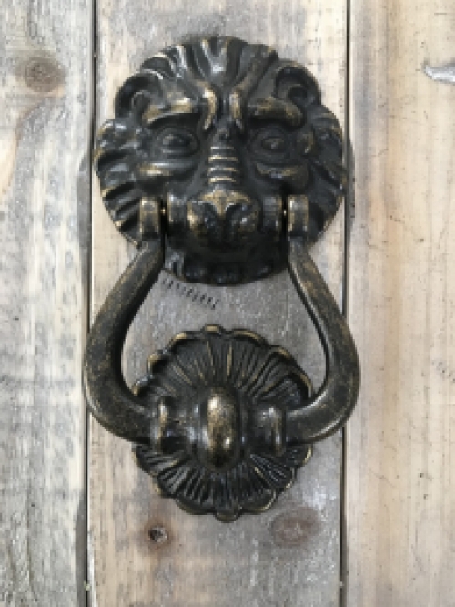 Door knocker lion, dark brass including knocker catcher.