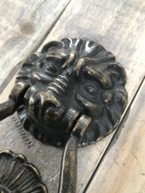 Door knocker lion, dark brass including knocker catcher.