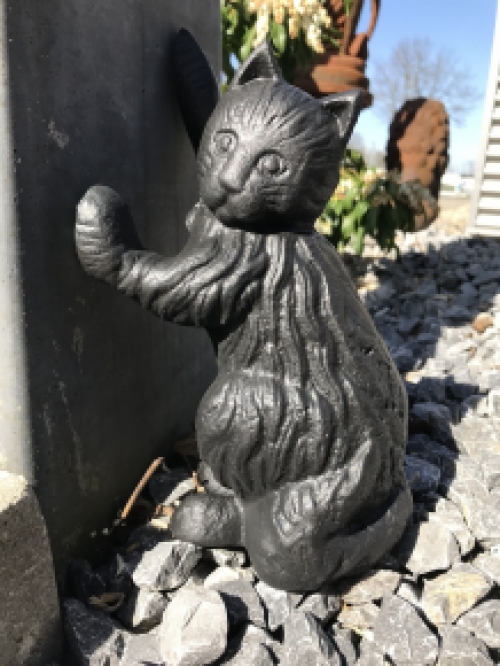 Zwarte kat sculptuur