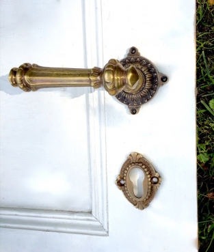 Veiligheids deurbeslag messing, inbraakbeveiliging huisdeur in antieke stijl met deurknop.
