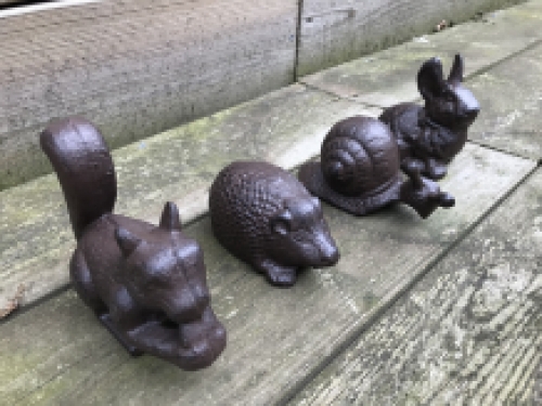 Een set van 4 dieren: een eekhoorn, egel, slak en konijn,  gemaakt van gietijzer