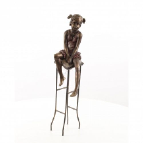 Polystone-Skulptur eines kleinen Mädchens auf einem Stuhl