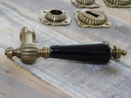 Garnitur Türgriffe mit Keramikgriff schwarz, Messing - BB für Innentüren mit 2 Drückerrosetten und 2 Schlüssellochrosetten