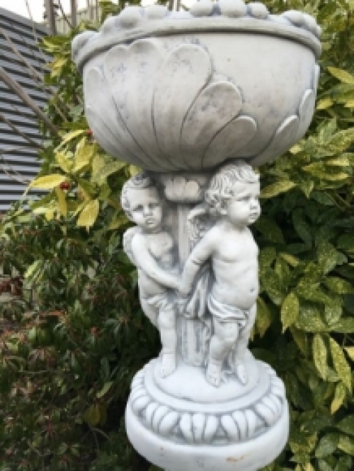 Schöne schwere volle Stein Blumentopf Vase von Engeln getragen