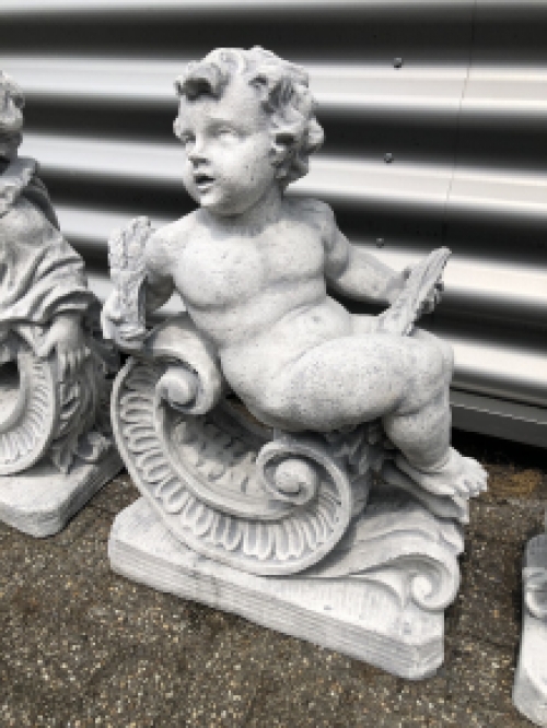 Four-year times depicted by reclining angels, cherubs, full of cast stone.