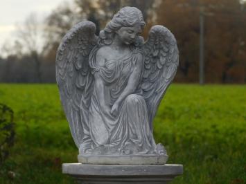 Beautiful angel on a column, full of stone, a real eye-catcher!!