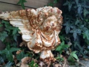 Wall angel as a supporting console made of cast iron in the color white/rust.