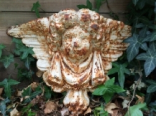 Wall angel as a supporting console made of cast iron in the color white/rust.