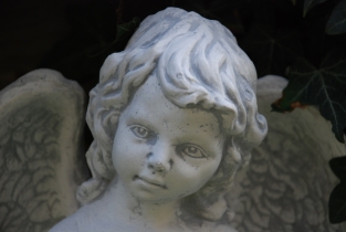 Wunderschöne stehende Engelsstatue, voll aus Stein, super im Detail!