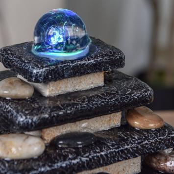 Brunnen ''Zen'' innen, beruhigender Wasserfall, Tempel mit Felsen