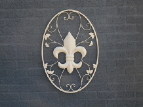 Een groot smeedijzeren wandornament, de Franse Lelie, antiek-wit