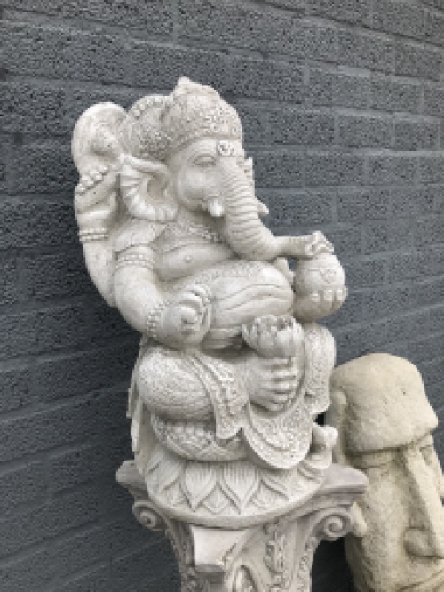 Tuinbeeld Ganesha, steen, op sokkel