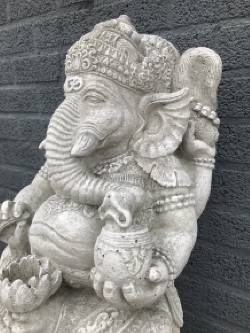 Tuinbeeld Ganesha, steen, op sokkel