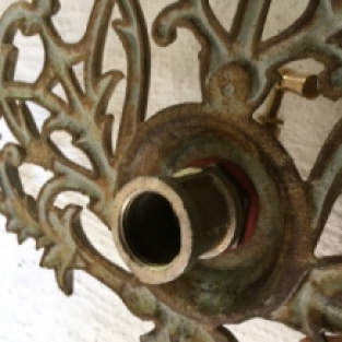 Wandfontein met kraan - messing=groen-bruin gietijzer.