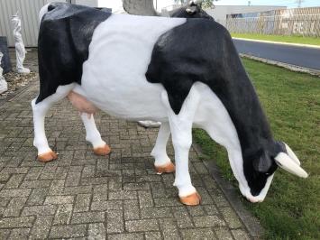 Beautiful sculpture of a large cow, beautifully colored, a real eye-catcher!