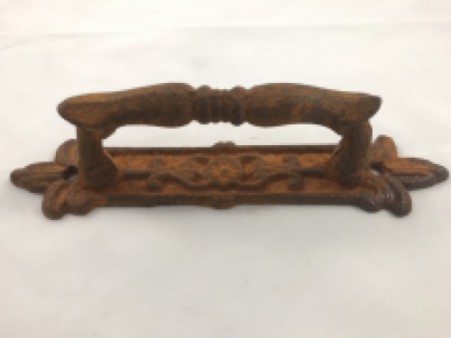 A cast iron door handle, at rest, very nice and sturdy!