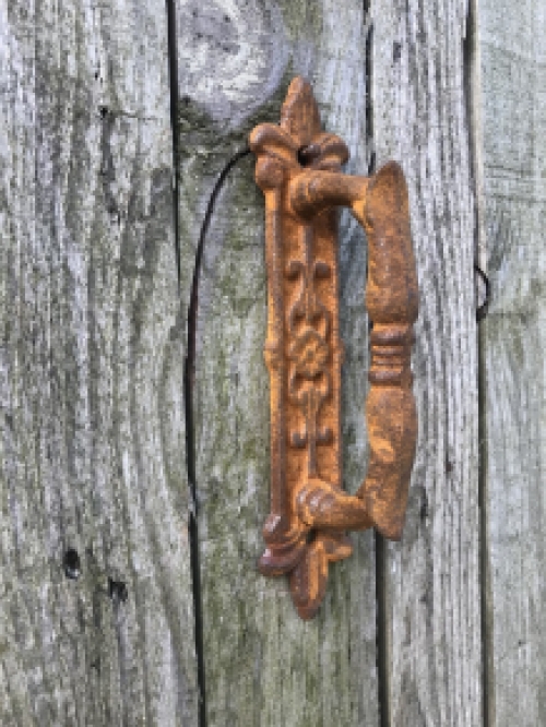 A cast iron door handle, at rest, very nice and sturdy!