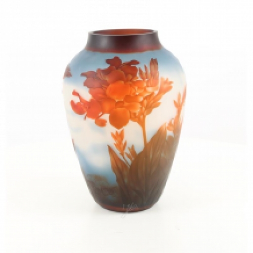 Een cameo glasvaas ''RED FLOWERS''