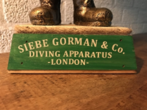Duiker zoals vroeger, antieke duiker met duikhelm, gietijzer - Siebe Gorman