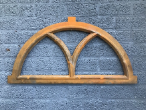 Cast iron stable window V-half round, 80x41