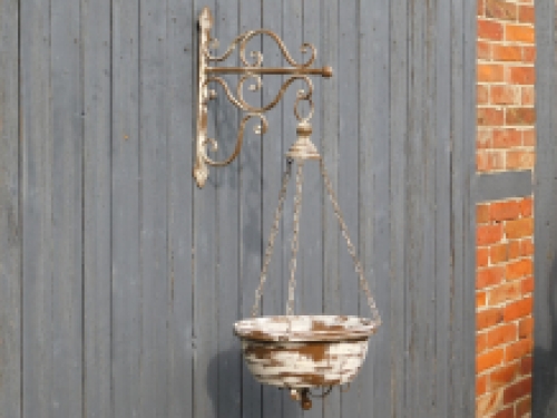 Sturdy hanging basket with wall hook - robust - wall decoration