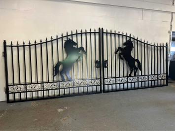 Beautiful black wrought iron gate – 496 cm wide – with rearing horse