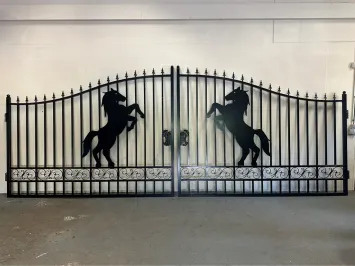 Beautiful black wrought iron gate – 496 cm wide – with rearing horse