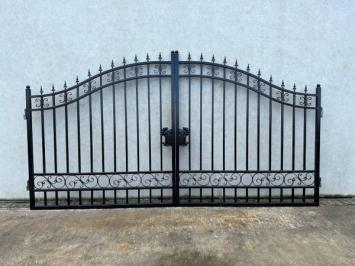 Beautiful black wrought iron gate – 547 cm wide – plain design, beautifully heavy fencing.
