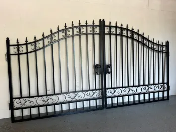 Beautiful black wrought iron gate – 547 cm wide – plain design, beautifully heavy fencing.