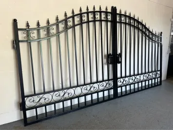 Beautiful black wrought iron gate – 547 cm wide – plain design, beautifully heavy fencing.