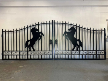 Smeedijzeren Poort met Steigerend Paard - 433 cm - Zwart