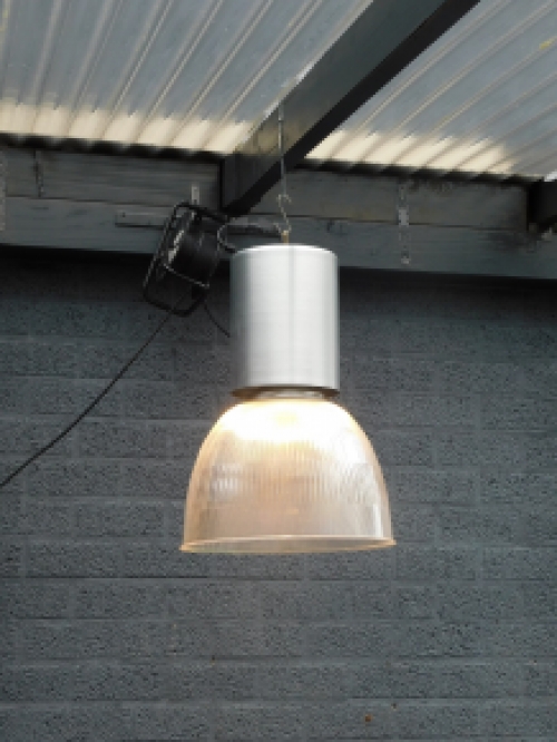 Fraaie grote metalen antieke industriële  hanglamp met fraaie lichtkap.